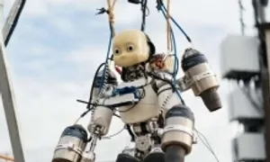 Robot hình người biết bay đầu tiên