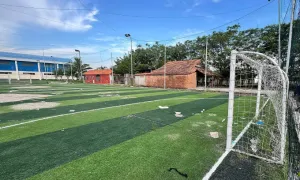 Bé trai bị khung thành sân bóng đè chết